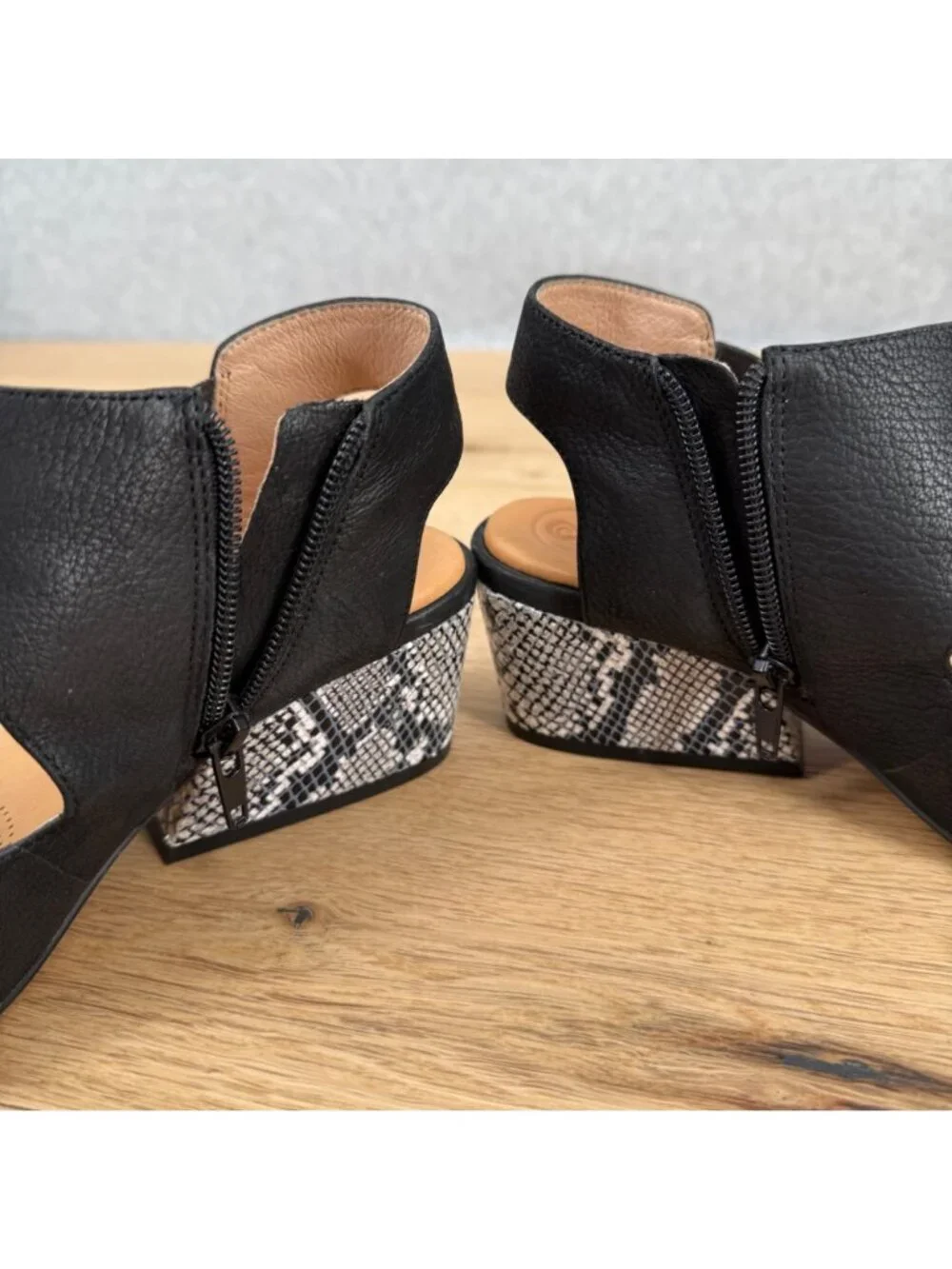 Corso Como Womens Sayge Leather Open Toe Heel Sandal Size 6 Black Snake Print